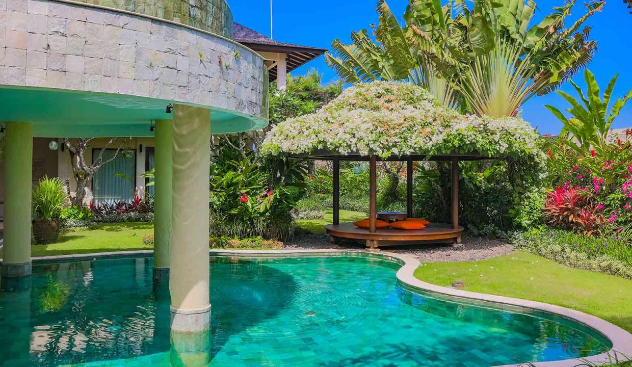 Villa-Cantik-Pool-Area-8